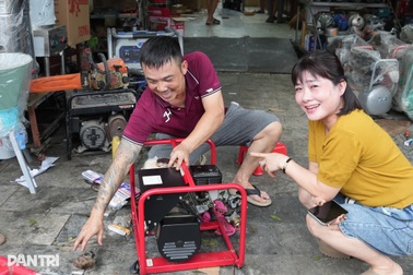 Người dân đổ xô mua máy phát điện sau bão Kajiki