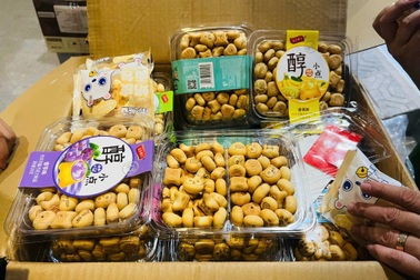 Phát hiện số lượng lớn bánh kẹo không rõ nguồn gốc ở La Phù