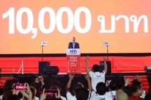 Đảng Pheu Thai gây tranh cãi vì hứa phát tiền cho dân Thái Lan nếu thắng cử