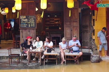 Rất đông du khách tham quan phố cổ Hội An ngập lụt