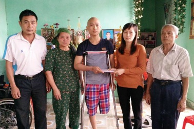 Trao thêm gần 16 triệu đồng đến “người đàn bà cùng khổ”