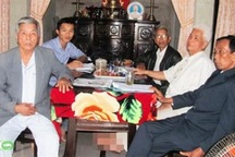 Người tố “anh hùng khai man thành tích” bị người lạ dọa “xử”?