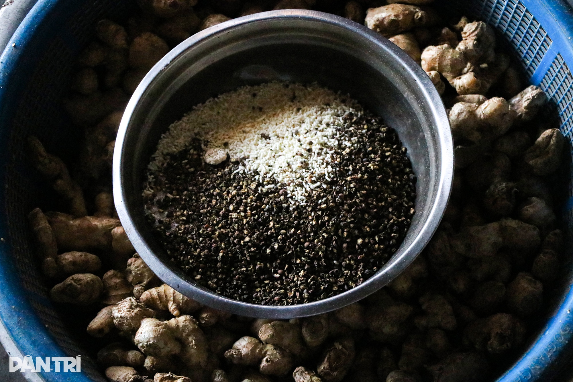 កន្លែងដែលស្ត្រីសម្ងួតចង្ក្រាន និងហាលថ្ងៃដើម្បីបង្កើតនំដែលនាំមកនូវចំណូលចំនួន ៤,៥ ពាន់លានដុងក្នុងមួយឆ្នាំ - 3 Nơi phụ nữ hong bếp, phơi nắng tạo ra thứ bánh mang về 4,5 tỷ đồng mỗi năm - 3