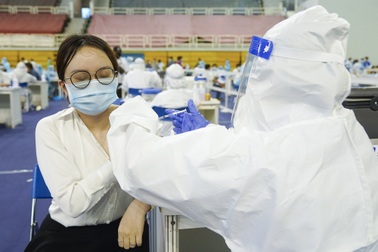 8 quận, huyện ở TPHCM hoàn tất phủ vắc xin Covid-19 cho người trên 18 tuổi