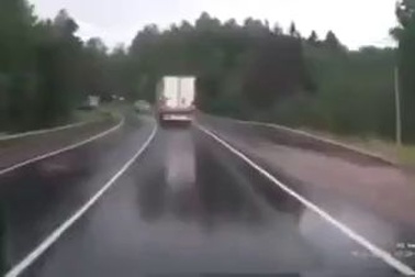 May mắn thoát khỏi vụ tai nạn giao thông thảm khốc