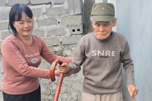 Gia đình cựu binh 90 tuổi bị bịt lối đi, liên tục kêu cứu suốt 5 năm