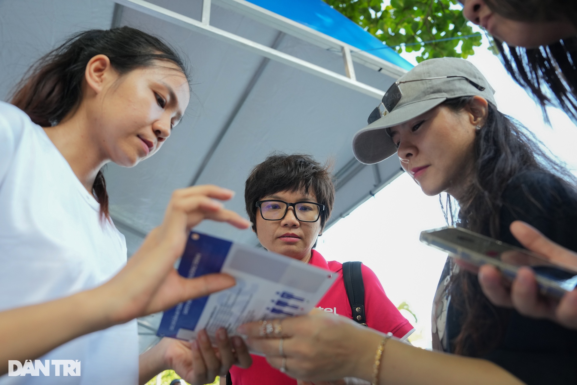 Hàng nghìn runner hào hứng nhận bib ở Unique Nha Trang H-Marathon - 10 Hàng nghìn runner hào hứng nhận bib ở Unique Nha Trang H-Marathon - 10