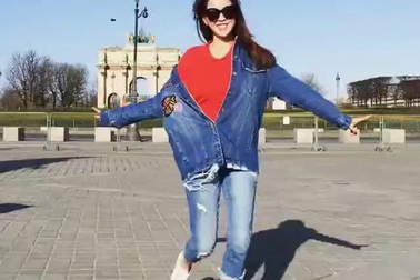 Ngọc Trinh trẻ trung, nhí nhảnh với giày thể thao.