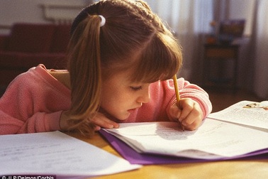 Vì sao làm bài tập về nhà lại khiến trẻ dễ bị cận thị?