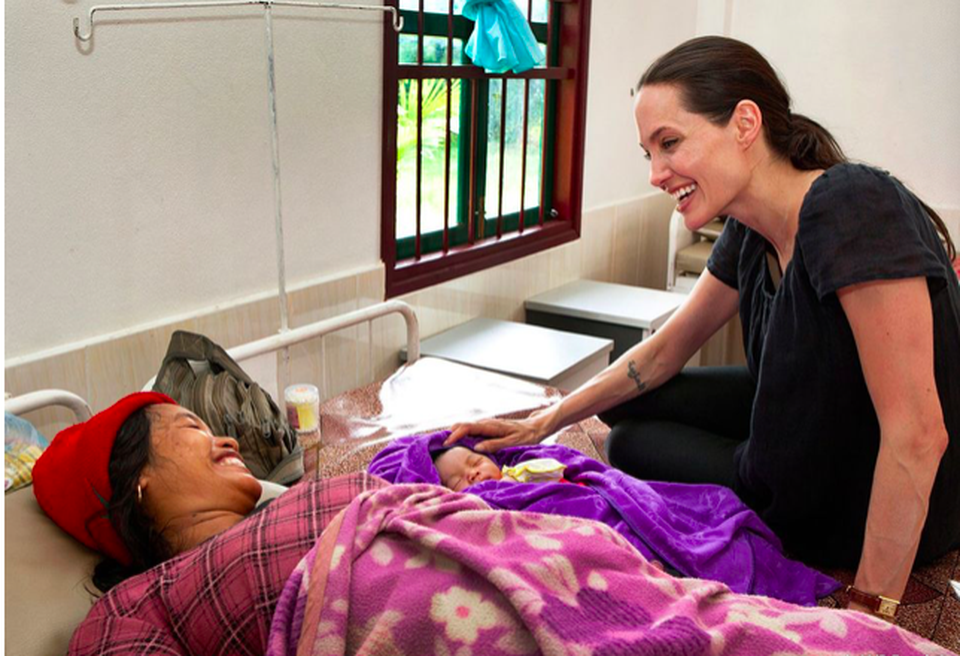 How Angelina Jolie impresses with her meaningful social activities - 4