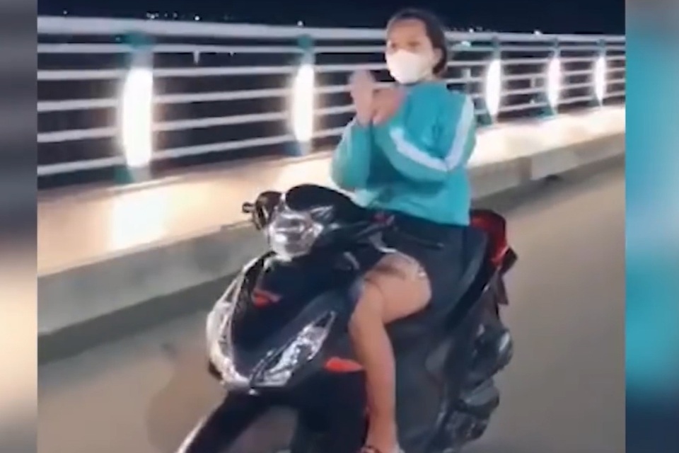 Cô gái múa quạt lĩnh án phạt 7,4 triệu đồng - 2 Cô gái múa quạt lĩnh án phạt 7,4 triệu đồng - 2