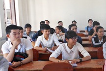 Một thí sinh khiếm thị xin hỗ trợ phần thi trắc nghiệm