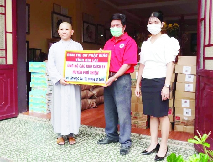 Tiểu ban Vận động và Huy động xã hội huyện Phú Thiện tiếp nhận kinh phí và các nhu yếu phẩm do Ban Trị sự chùa Bửu Thắng ủng hộ công tác phòng - chống dịch của huyện Phú Thiện (tỉnh Gia Lai).