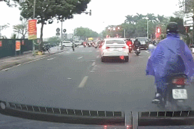 Nổi bật tuần qua: Tài xế đi ngược chiều còn nháy đèn như đòi nhường đường