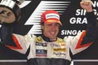 Alonso bất ngờ đăng quang, Ferrari “khóc thảm”