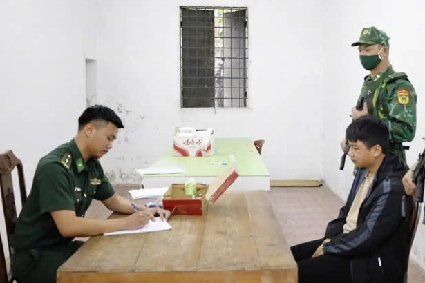 Người đàn ông giấu 8kg bạc trong giày và quấn quanh đùi - 1