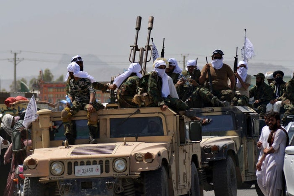 Taliban diễu hành khoe chiến lợi phẩm vũ khí Mỹ - 1 Taliban diễu hành khoe chiến lợi phẩm vũ khí Mỹ - 1