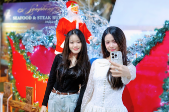 Đà Nẵng vào mùa “sống ảo” với Noel, giới trẻ chen nhau chụp ảnh mỗi sáng