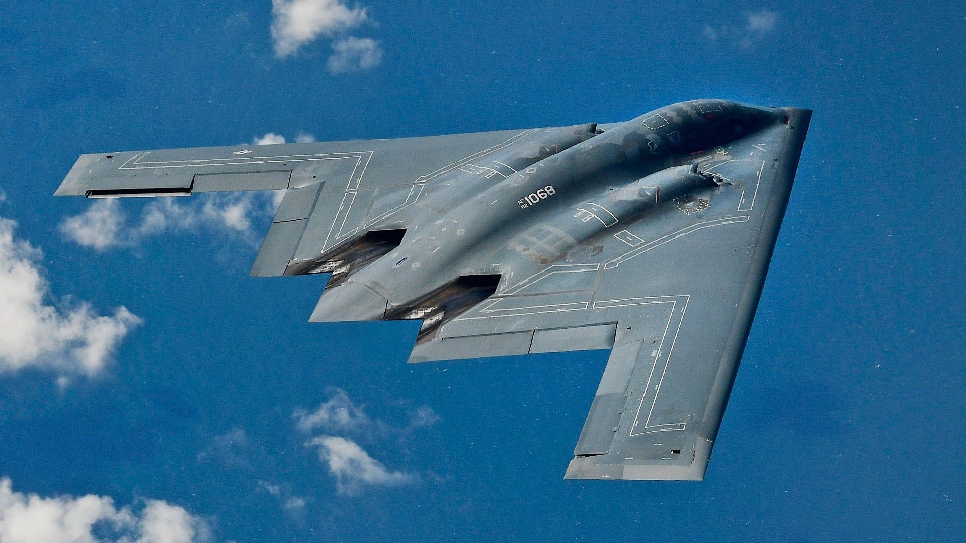 What helps the B-2 Spirit bomber fly continuously for 44 hours? - 2 Điều gì giúp máy bay ném bom B-2 Spirit có thể bay liên tục trong 44 giờ? - 2