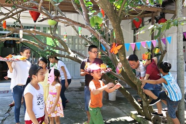 Trẻ em Hội An thử vẽ mặt nạ vui Tết trung thu