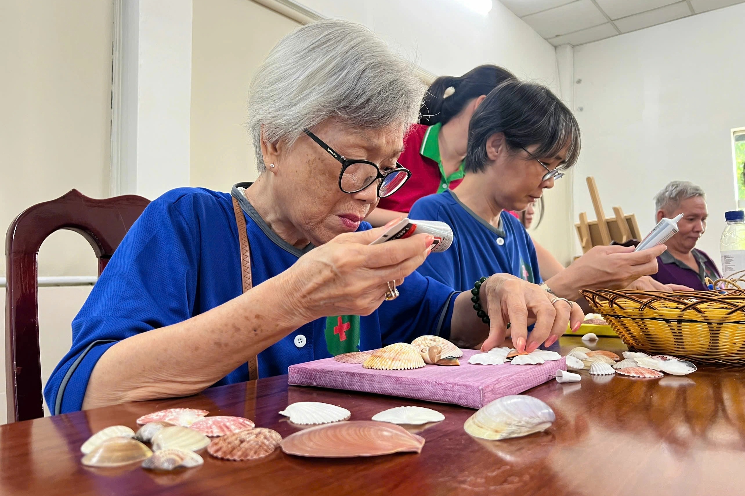 زن فلج و مرد لرزان برای حمایت از قربانیان سیل صنایع دستی میسازند - 2 Cụ bà liệt nửa người, cụ ông run tay làm đồ thủ công ủng hộ bà con vùng lũ - 2