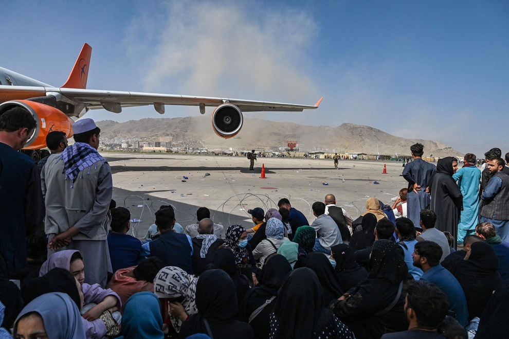 40 người chết do giẫm đạp, nổ súng ở sân bay Afghanistan - 5 40 người chết do giẫm đạp, nổ súng ở sân bay Afghanistan - 5