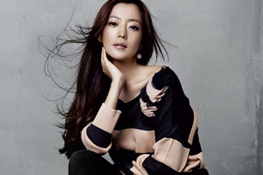 Cô nàng công sở kiều diễm Kim Hee Sun