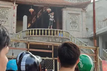 Hà Nội: Nam thanh niên nghi ngáo đá cầm dao tự sát thương mình