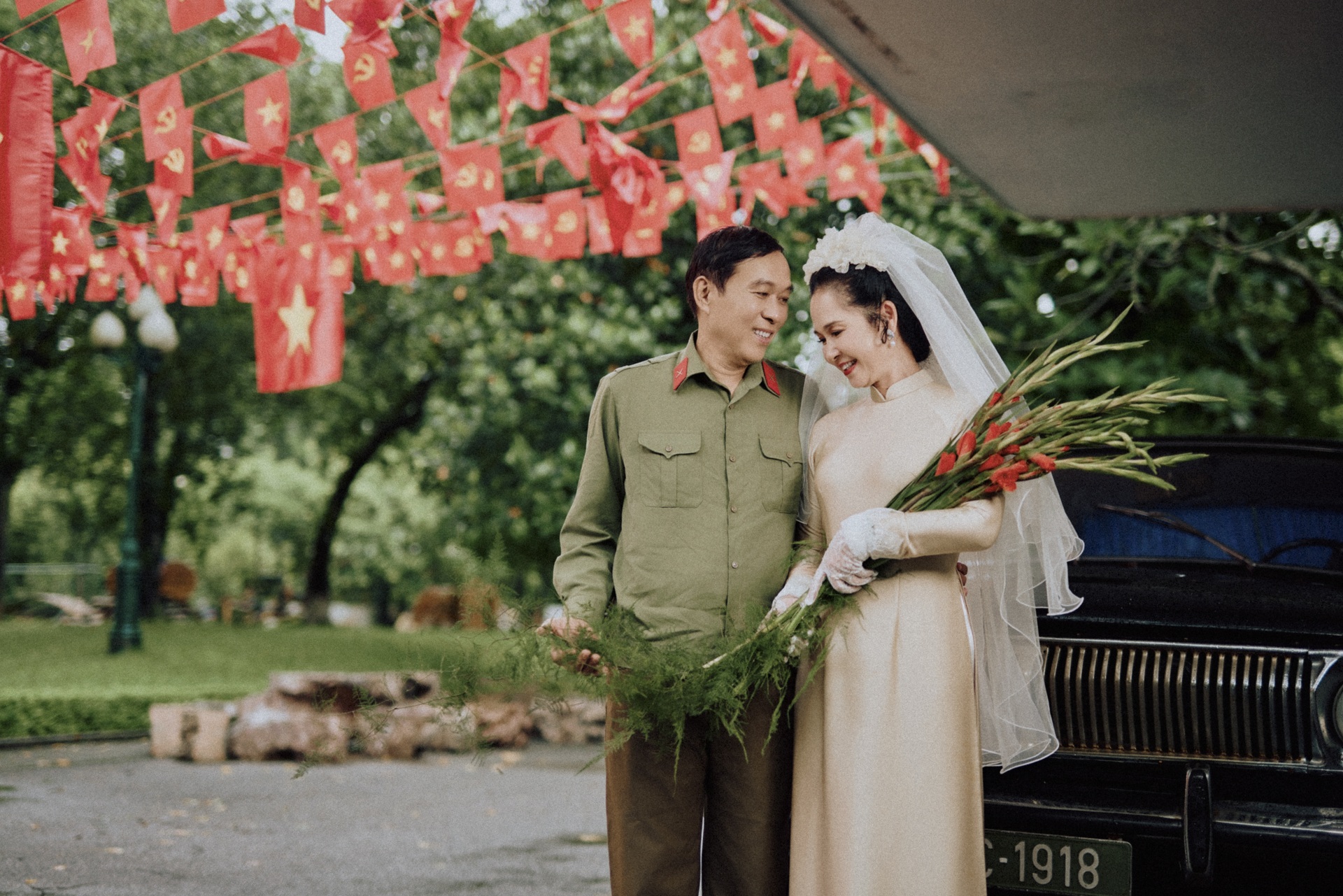 NSND Lan Hương xúc động tái hiện ảnh cưới: Anh Kỷ tự tay bó hoa cho tôi - 1