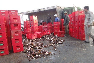 Xe chở bia lật nhào, người dân giúp tài xế gom hàng