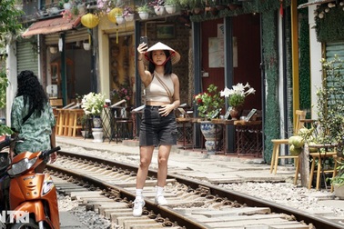 Phố cà phê đường tàu ở Hà Nội mở cửa trở lại