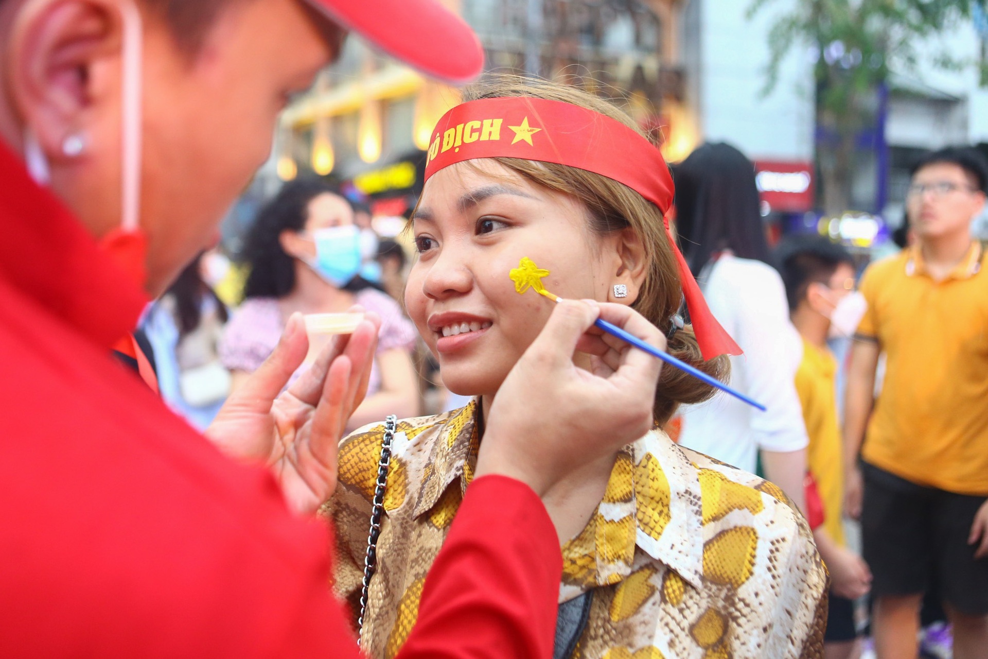 Người hâm mộ đội mưa múa lân, bưng mâm lễ hết mình cổ vũ tuyển U23 Việt Nam - 27