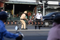 Ngày đầu thay đổi giờ mở giao lộ ở TPHCM, xe máy không còn đi ngược chiều