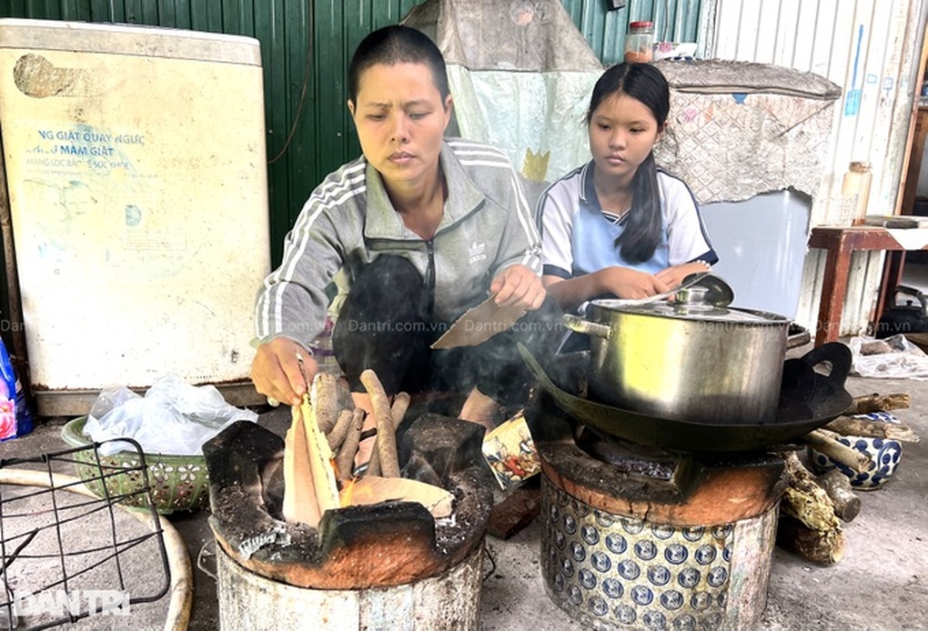 Bé gái 13 tuổi bị ung thư và khát khao sống để phụ mẹ nuôi 2 em khờ khạo - 4 Bé gái 13 tuổi bị ung thư và khát khao sống để phụ mẹ nuôi 2 em khờ khạo - 4