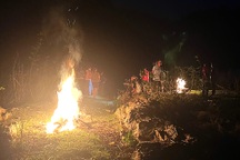 Cả bản đi tìm 2 học sinh nghi bị đuối nước trong đêm