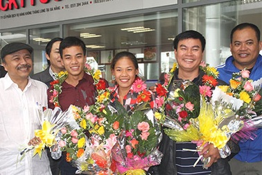 Hai chị em đi bộ quyết tâm “hái Vàng”