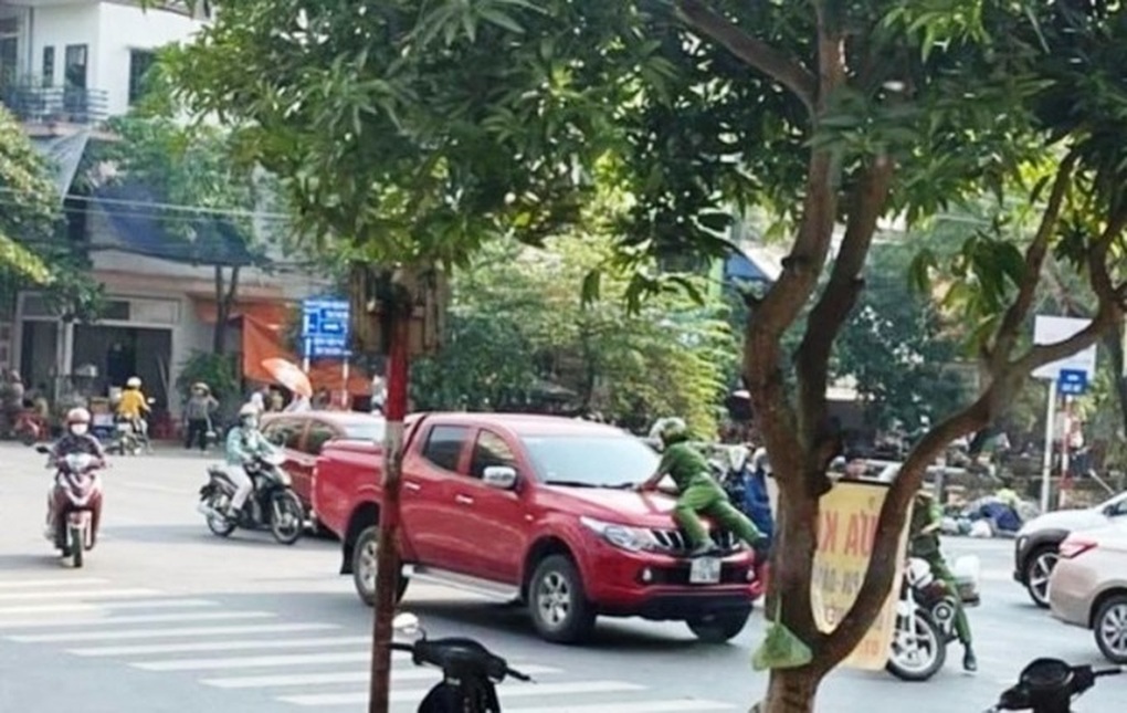 Tài xế phóng xe chở theo cảnh sát trên nắp capo có bị khởi tố hình sự? - 1 Tài xế phóng xe chở theo cảnh sát trên nắp capo có bị khởi tố hình sự? - 1