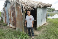 Người đàn ông từng liệt tứ chi sống đơn độc trong căn chòi rách giữa đồng