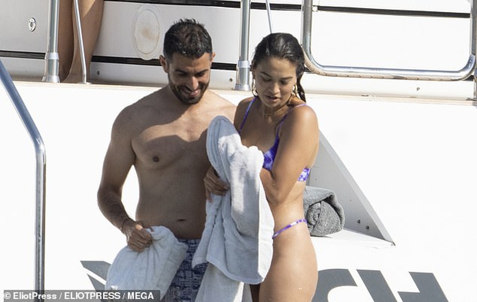 Shanina Shaik diện bikini khoe dáng trên du thuyền - 2 Shanina Shaik diện bikini khoe dáng trên du thuyền - 2