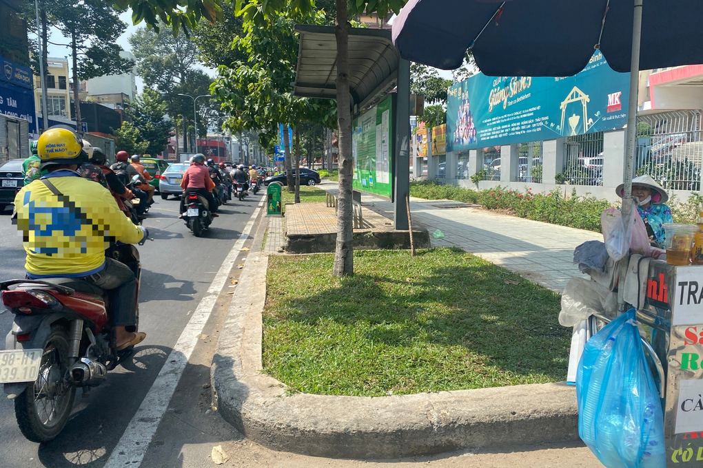 Vụ CSGT dùng chân đạp xe người vi phạm ở TPHCM: Hành động quá phản cảm - 1 Vụ CSGT dùng chân đạp xe người vi phạm ở TPHCM: Hành động quá phản cảm - 1