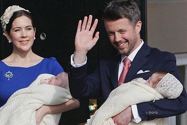 Hoàng gia Đan Mạch làm lễ đặt tên cho cặp song sinh “nhí”