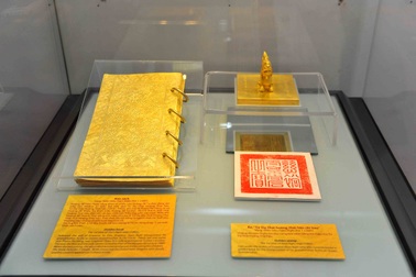 Độc đáo bộ sách bằng vàng ròng quý hiếm bậc nhất Việt Nam