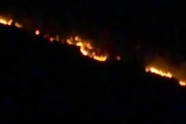 Kỳ lạ: Sườn đồi tự bốc cháy ngùn ngụt