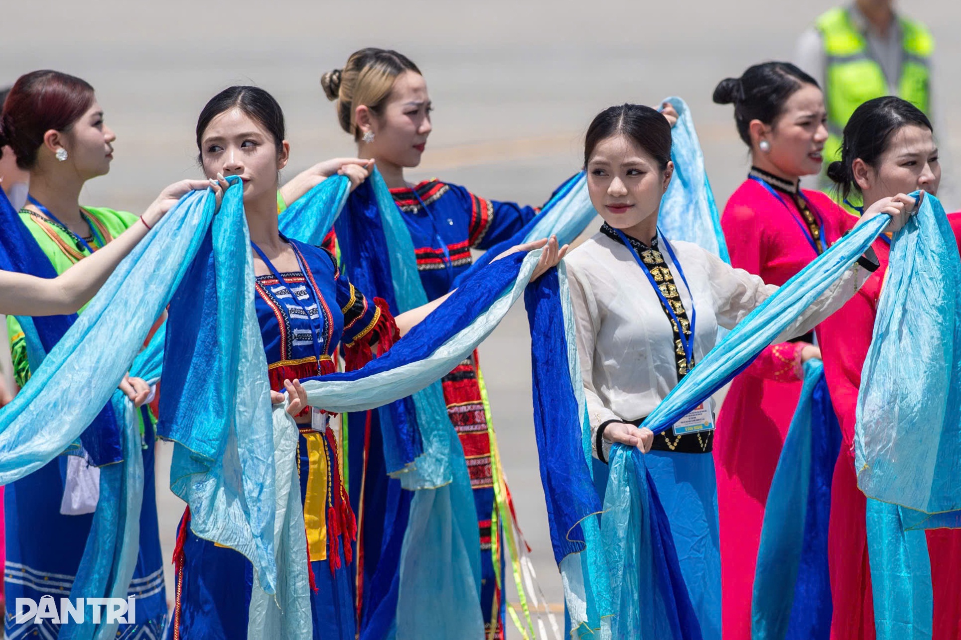 View - Chủ tịch nước Lương Cường đón Tổng Bí thư, Chủ tịch Trung Quốc Tập Cận Bình tại sân bay Nội Bài | Báo Dân trí