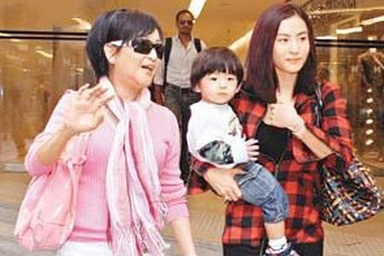 Gia đình Tạ Đình Phong được gặp cháu nội sau 3 tháng xa cách 