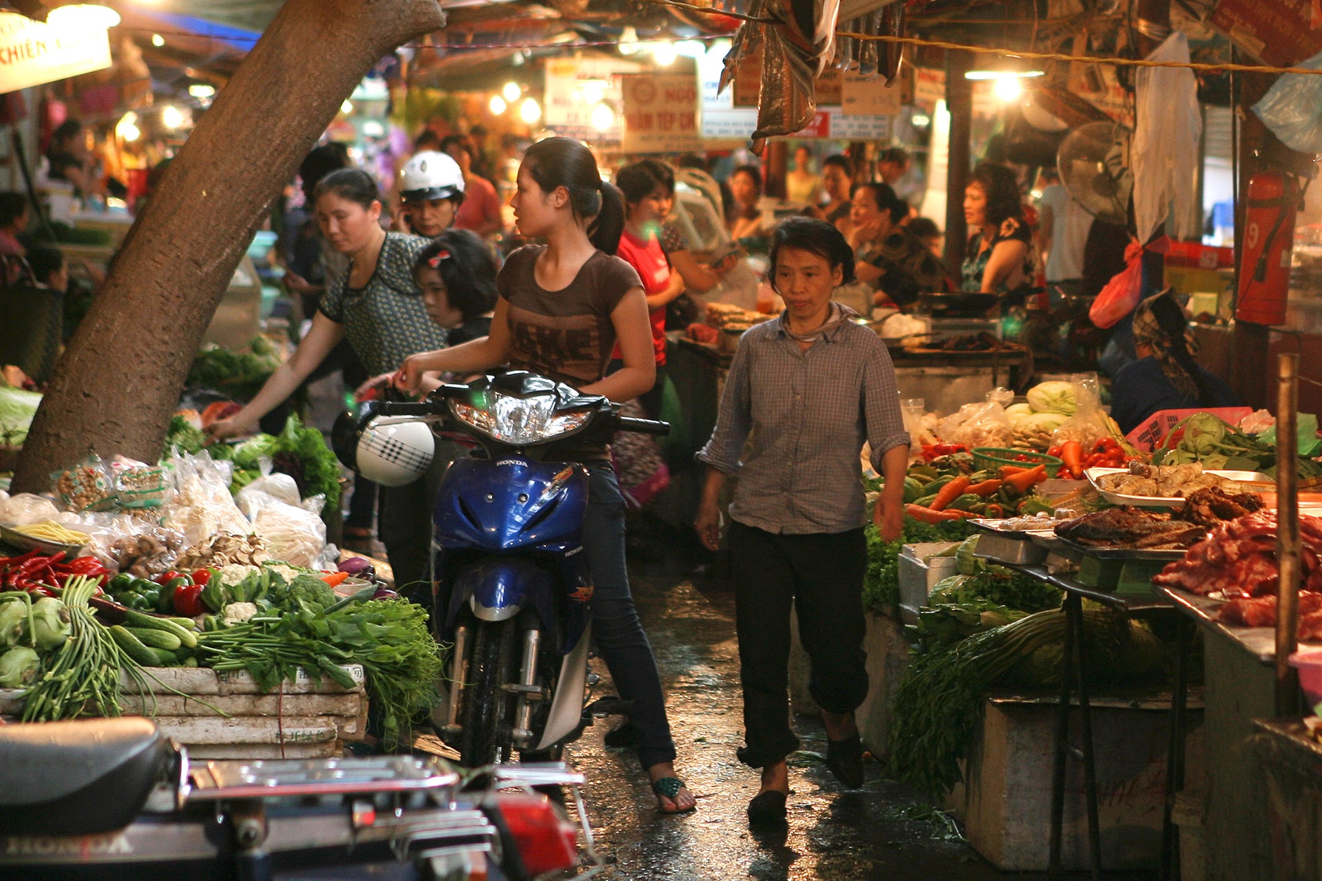Chợ Hàng Bè xưa họp và bày bán giữa lòng đường phố cổ - 6 Chợ Hàng Bè xưa họp và bày bán giữa lòng đường phố cổ - 6