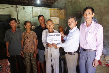 Hơn 25 triệu đồng đến với cụ ông 102 tuổi nuôi con gái tâm thần