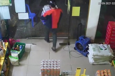 Nam thanh niên đột nhập Bách Hóa Xanh trộm 7 thùng bia