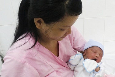 Đến cổng viện, sản phụ sinh con trên taxi