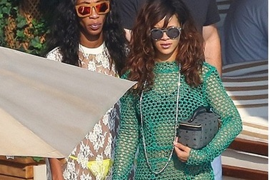 Rihanna lại khoe nội y với váy lưới